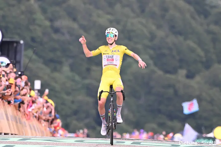 Tadej Pogacar gana la etapa 14 del Tour de Francia 2026.