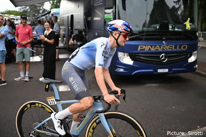 Tom Pidcock en la etapa 11 del Tour de France 2026