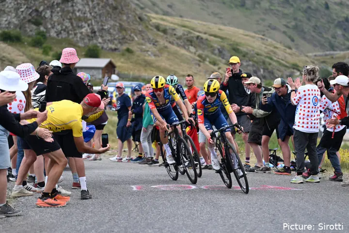 Juan Ayuso y Mattias Skjelmose en acción en el Tour de France 2026