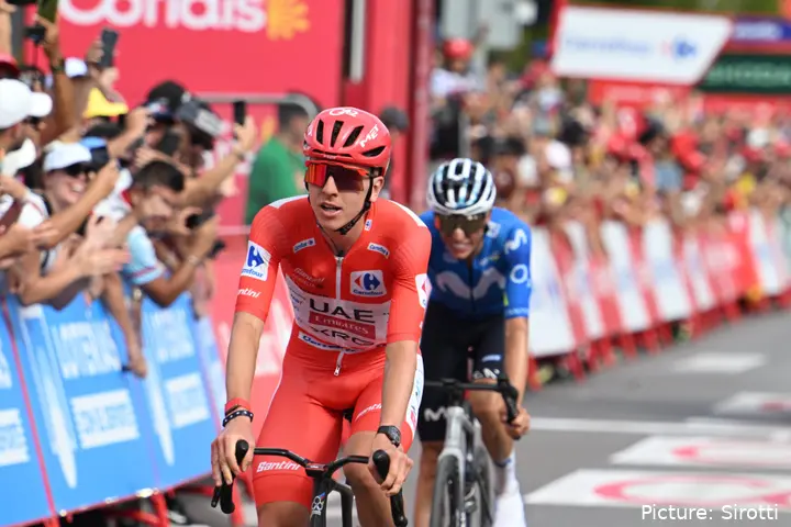 Tadej Pogacar y Enric Mas en la Vuelta a España 2026.