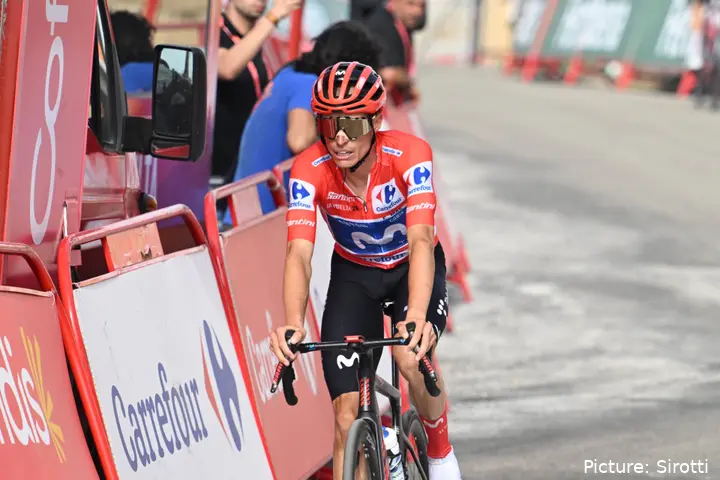 Enric Mas, con el maillot rojo de la Vuelta a España 2026.