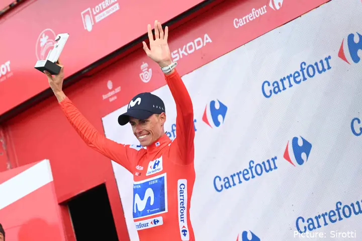 Enric Mas, con el maillot rojo de la Vuelta a España 2026.