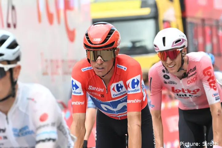 Enric Mas, con el maillot rojo de la Vuelta a España 2026.