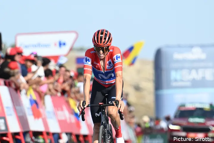 Enric Mas, con el maillot rojo de la Vuelta a España 2026.