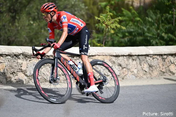 Enric Mas, con el maillot rojo en la Vuelta a España 2026.