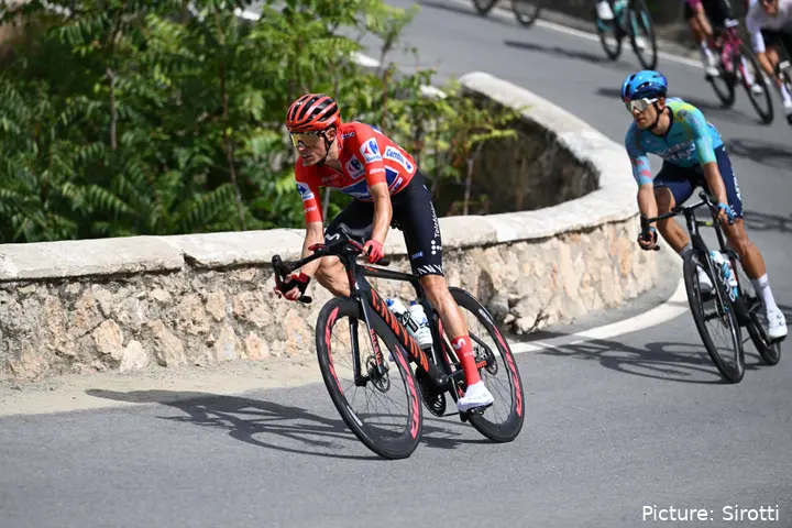 Enric Mas, con el maillot rojo en la Vuelta a España 2026.