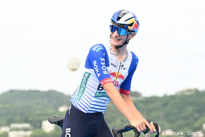 Giulio Pellizzari antes de la salida de la Clásica San Sebastián 2026