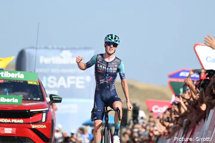 Jakob Omrzel celebra la victoria en la etapa 12 de la Vuelta a España 2026.