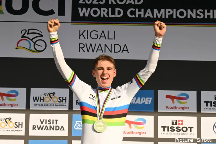 Lorenzo Finn con el maillot arcoíris en el Mundial sub-23 de 2025 en Kigali