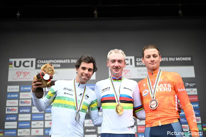 Michael Matthews, Brandon McNulty y Mathieu van der Poel en el podio del Mundial de Montréal 2026