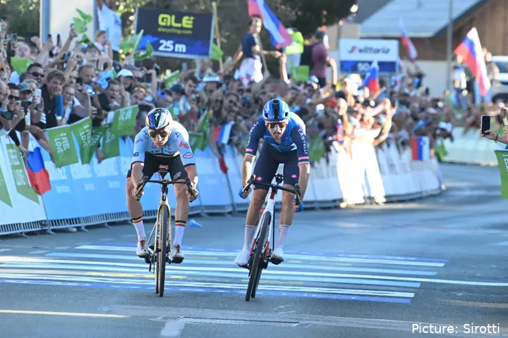 Remco Evenepoel y Giulio Ciccone se disputan la victoria en la línea de meta de los Campeonatos de Europa de 2026