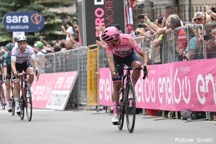 Richard Carapaz crossing the line in Cogne, his first day in pink in the 2022 race