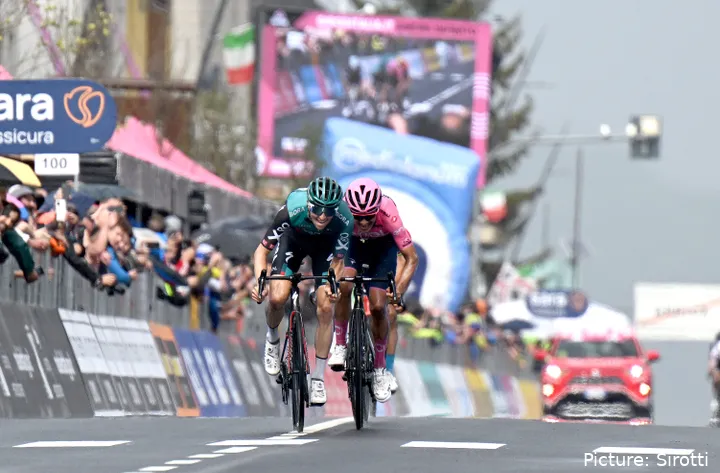 Jai Hindley sprints to third place in Aprica, closing the gap to Richard Carapaz and eventually forcing him to make a mistake