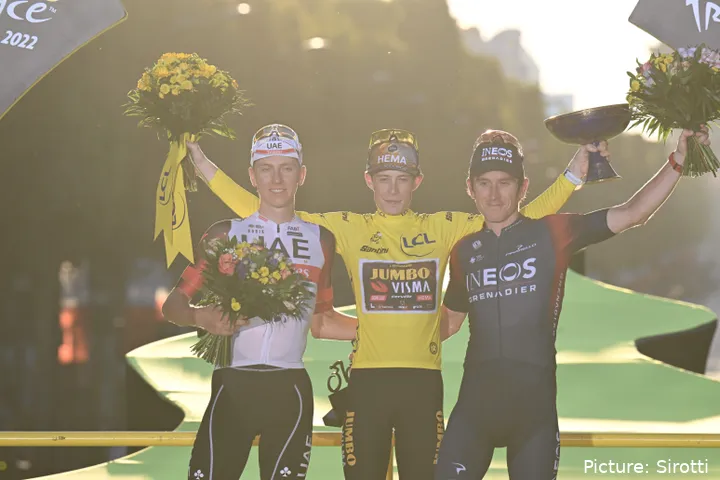 Geraint Thomas (à direita) no pódio da Volta a França 2022