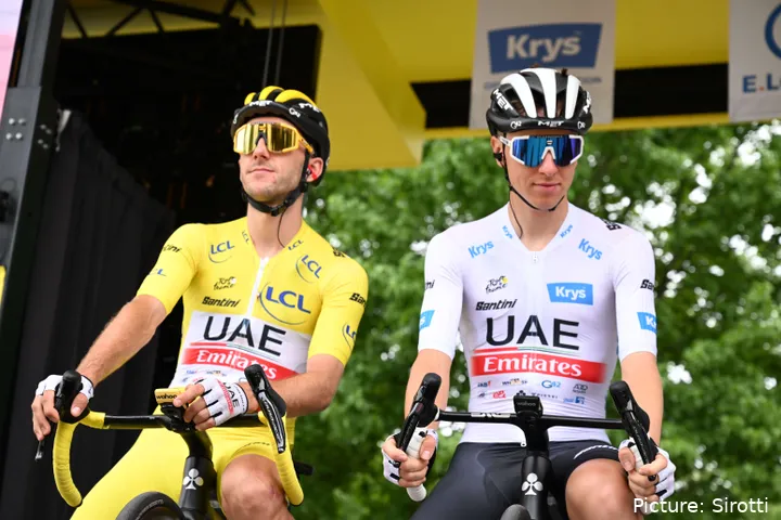 Adam Yates com a camisola amarela da Volta a França de 2023 ao lado de Tadej Pogacar. @Sirotti