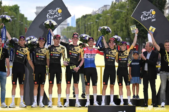 A Jumbo-Visma (agora Team Visma | Lease a Bike) venceu a classificação por equipas na Volta a França de 2023. @Sirotti