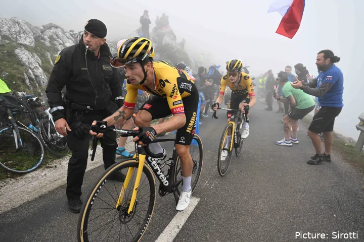 Roglic (L) and Vingegaard (R) riding away from Kuss on the Angliru