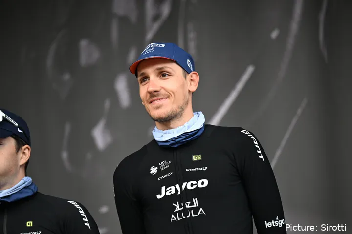 Simon Yates contra as etapas de gravilha ou empedradas nas Grandes Voltas