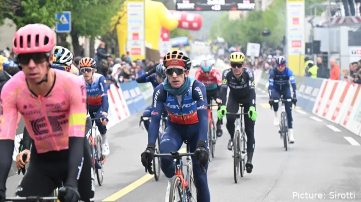 Simon Yates volta a ser a aposta da Jayco para o Tour