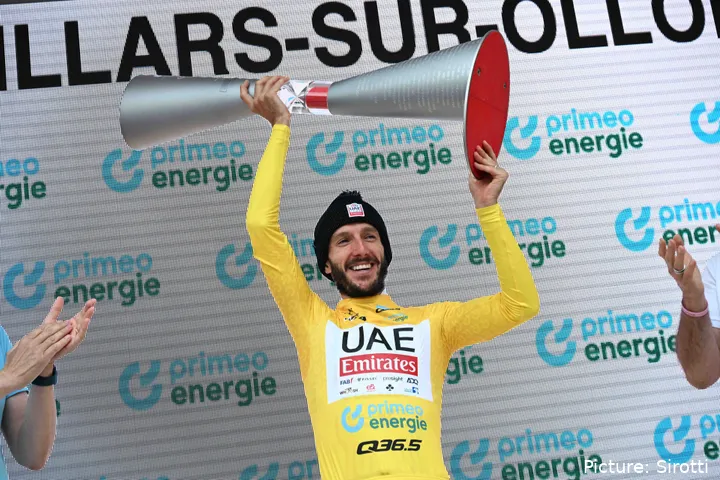 Adam Yates conquistou a Volta à Suíça, à frente de João Almeida