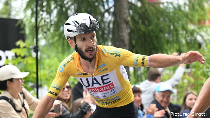 Simon Yates vai correr ao lado de Jonas Vingegaard e Adam Yates (na imagem) ao lado de Tadej Pogacar
