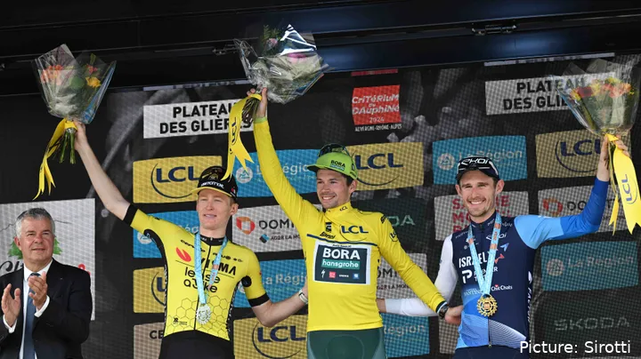 Derek Gee no pódio final do Criterium du Dauphine ao lado de Primoz Roglic e Matteo Jorgenson