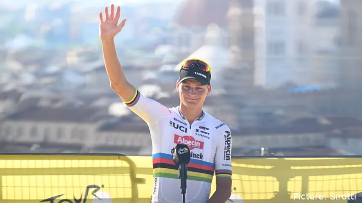 Mathieu van der Poel alinha na Volta à França com o seu equipamento de campeão do mundo!
