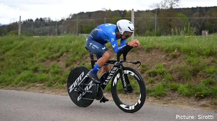 Nelson Oliveira, aqui na Volta a Espanha, continua aos 35 anos a mostrar os seus dotes de contrarrelogista.&nbsp;