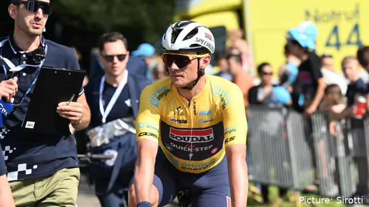 Remco Evenepoel envergando a Camisola Amarela durante o Criterium du Dauphine 2024