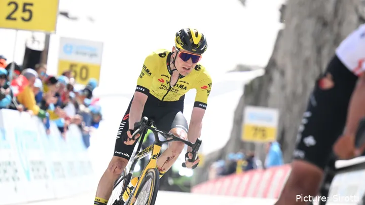 Wilco Kelderman teve de desistir do Giro d'Italia, após uma queda