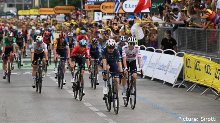 Wout van Aert ganha os ultimos segundos bonificados ao fazer 3º lugar na etapa de abertura