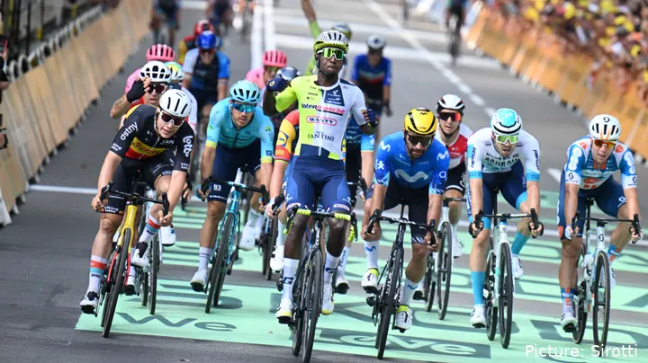 Biniam Girmay levanta os braços pela primeira vez na Volta a França...&nbsp;