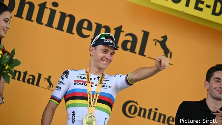Remco Evenepoel no pódio após a sua primeira vitória numa etapa da Volta a França