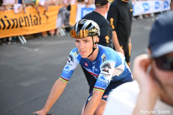Remco Evenepoel é 3º classificado na geral com o mesmo tempo de Carapaz