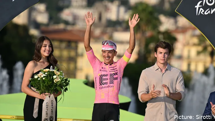 Richard Carapaz claims his super-combativity award