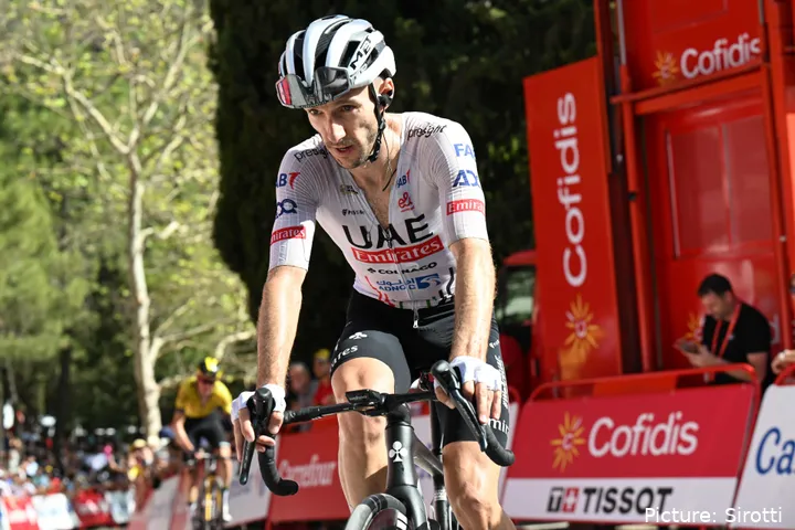 Adam Yates é o melhor ciclista da UAE Team Emirates na Vuelta, neste momento