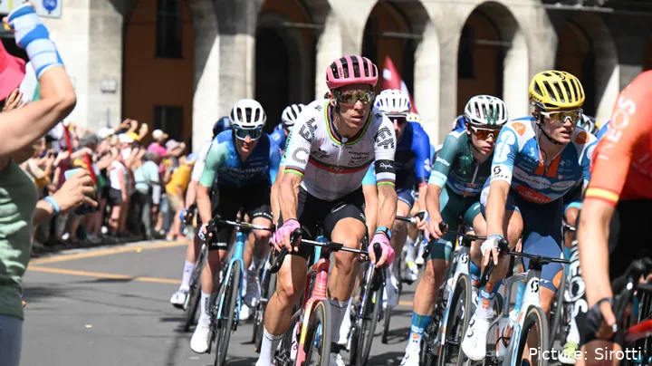 Rui Costa era um dos gregários de Richard Carapaz mas teve de abandonar a Vuelta depois de uma queda no fim da 5ª etapa