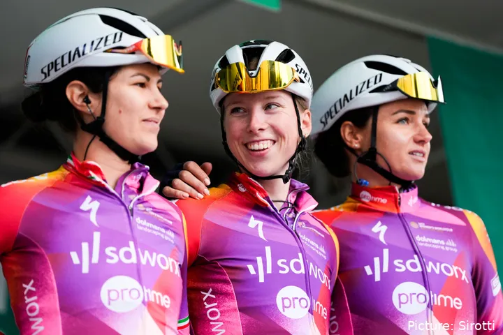 Lorena Wiebes, Elena Cecchini e Chantal van den Broek-Blaak da SD Worx