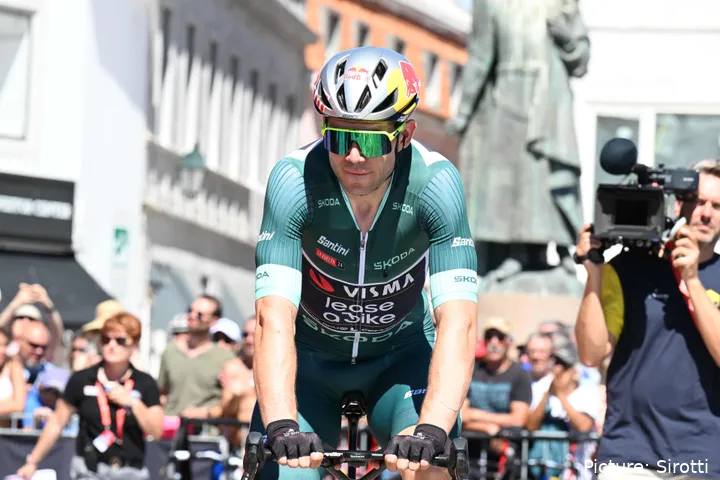 Wout van Aert chegou com cerca de 14 minutos de atraso, poupando energias para etapas futuras