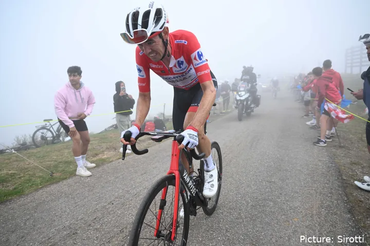 Ben O'Connor lidera a Volta a Espanha com pouco mais de um minuto para Primoz Roglic