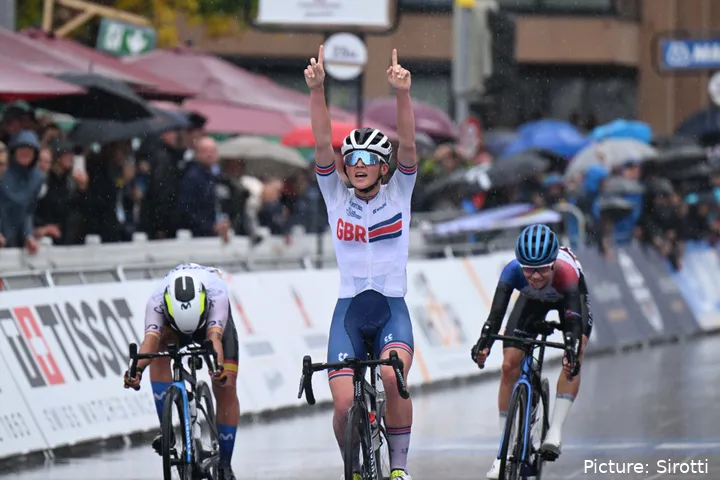 Cat Ferguson winning the 2024 Junior Road Race World Championships in Zurich. @Sirotti