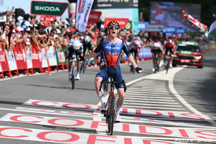 Eddie Dunbar vence a segunda etapa na Vuelta depois de já ter vencido na etapa 11