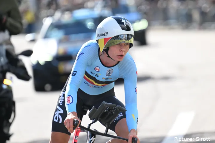 Lotte Kopecky in a race