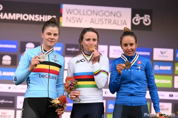 Silvia Persico ao lado de Annemiek van Vleuten e Lotte Kopecky