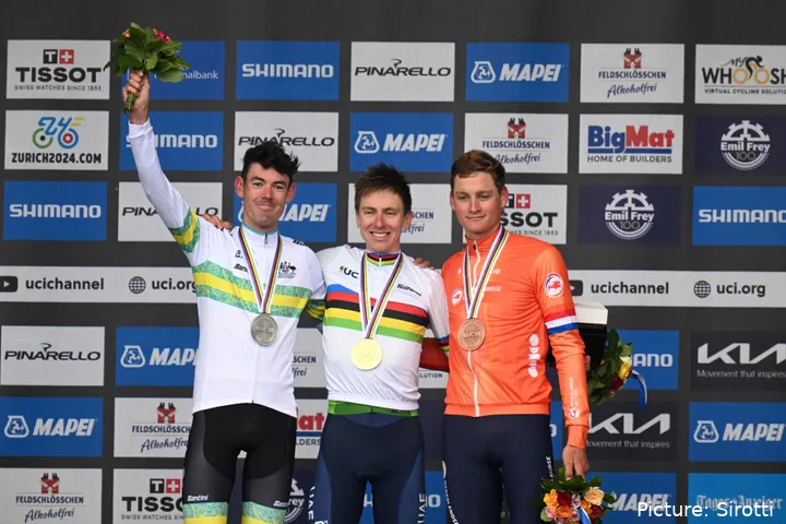 Pódio final do Campeonato do Mundo de 2024 com Tadej Pogacar, Ben O'Connor e Mathieu van der Poel