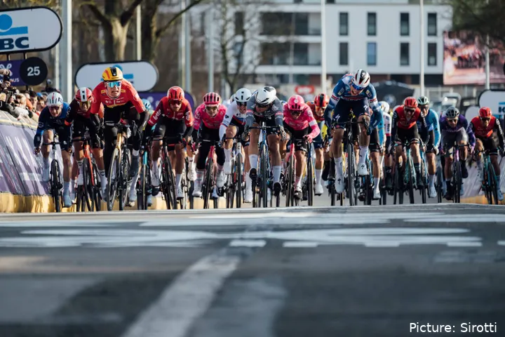 Soren Waerenskjold esteve perto de repetir hoje o triunfo na Omloop de 2025