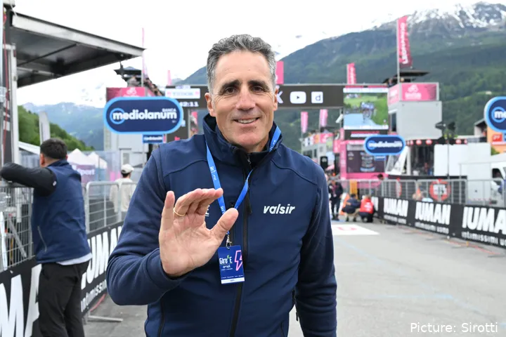 Miguel Indurain waves to the camera