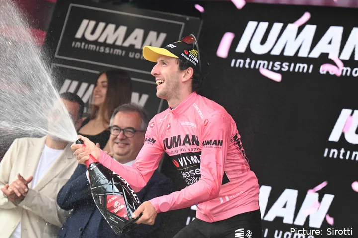 Simon Yates abre o champanhe após vestir a Rosa na estapa do Colle delle Finestre