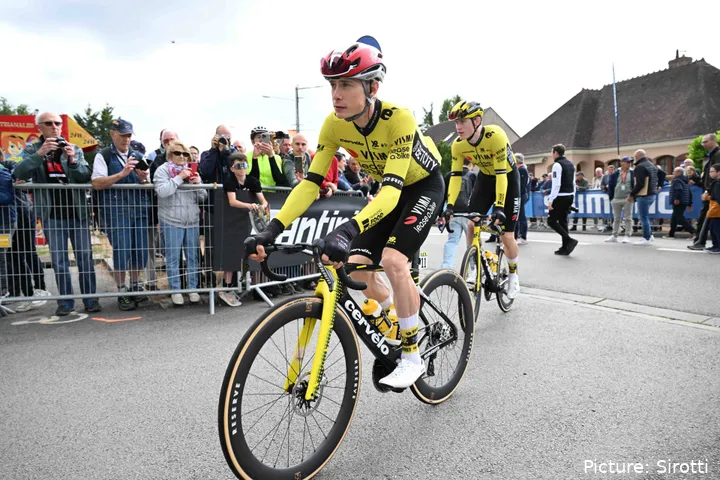 Jonas Vingegard esteve ao ataque na primeira etapa do Dauphiné