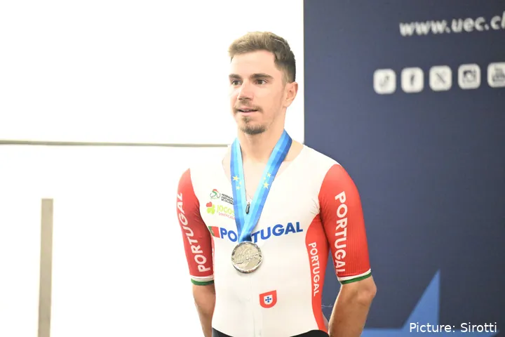 Rui Oliveira já conquistou vários títulos na pista, mas a vitória na estrada continua a escapar-lhe